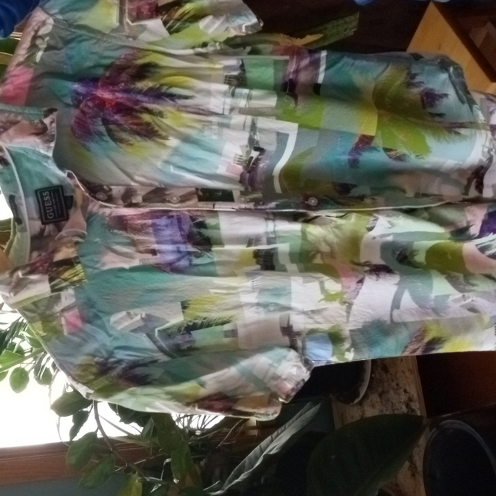 GUESS Palm button down Sm - Picture 3 of 8